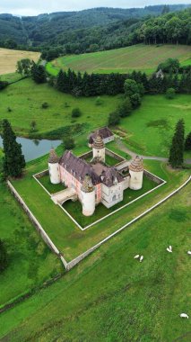 İnsansız hava aracı fotoğrafı Menessaire kalesi Fransa Avrupa