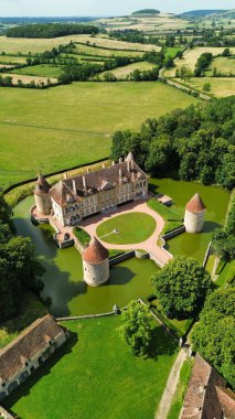 İnsansız hava aracı fotoğrafı Missery kalesi Fransa Avrupa