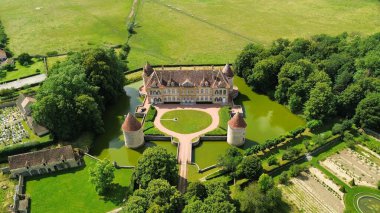 İnsansız hava aracı fotoğrafı Missery kalesi Fransa Avrupa