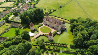 İnsansız hava aracı fotoğrafı Missery kalesi Fransa Avrupa