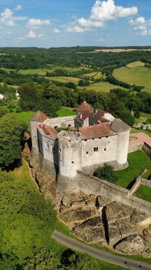 İnsansız hava aracı fotoğrafı Mont Saint-Jean kalesi Fransa Avrupa