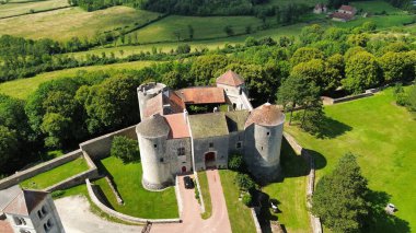İnsansız hava aracı fotoğrafı Mont Saint-Jean kalesi Fransa Avrupa