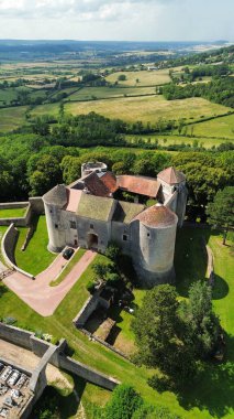 İnsansız hava aracı fotoğrafı Mont Saint-Jean kalesi Fransa Avrupa
