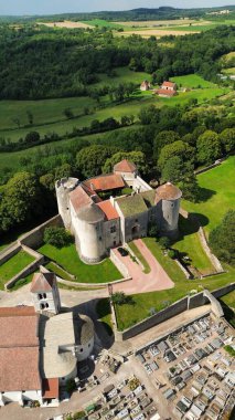 İnsansız hava aracı fotoğrafı Mont Saint-Jean kalesi Fransa Avrupa