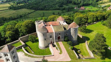 İnsansız hava aracı fotoğrafı Mont Saint-Jean kalesi Fransa Avrupa