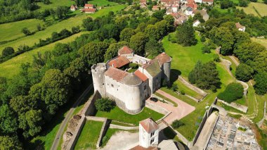 İnsansız hava aracı fotoğrafı Mont Saint-Jean kalesi Fransa Avrupa