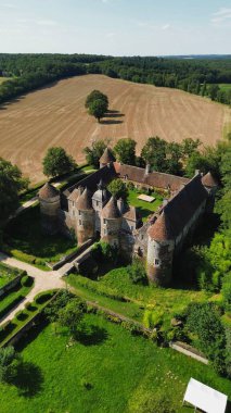 İnsansız hava aracı fotoğrafı Ratilly Kalesi Fransa Avrupa