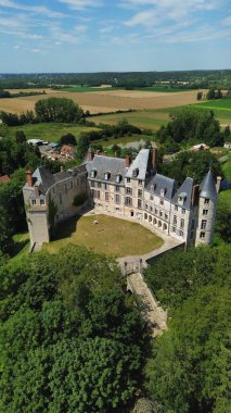 İHA fotoğrafı Saint-Brisson-sur-Loire Kalesi Fransa Avrupa