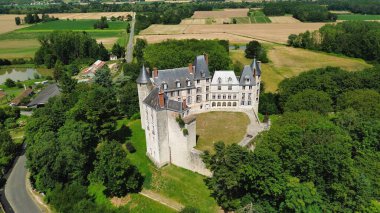 İHA fotoğrafı Saint-Brisson-sur-Loire Kalesi Fransa Avrupa