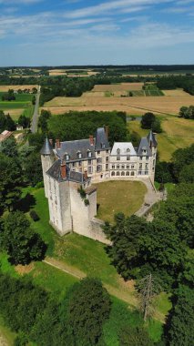 İHA fotoğrafı Saint-Brisson-sur-Loire Kalesi Fransa Avrupa