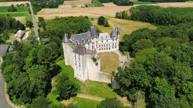 İHA fotoğrafı Saint-Brisson-sur-Loire Kalesi Fransa Avrupa