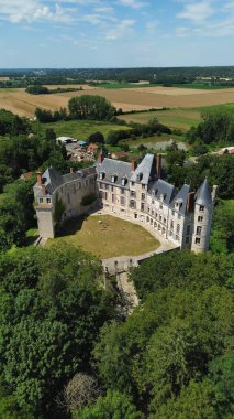 İHA fotoğrafı Saint-Brisson-sur-Loire Kalesi Fransa Avrupa
