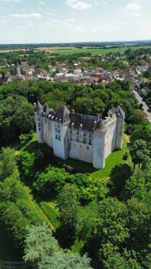 İHA fotoğrafı Saint-Brisson-sur-Loire Kalesi Fransa Avrupa