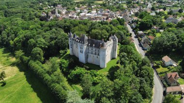 İHA fotoğrafı Saint-Brisson-sur-Loire Kalesi Fransa Avrupa