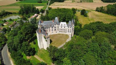 İHA fotoğrafı Saint-Brisson-sur-Loire Kalesi Fransa Avrupa
