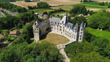 İHA fotoğrafı Saint-Brisson-sur-Loire Kalesi Fransa Avrupa