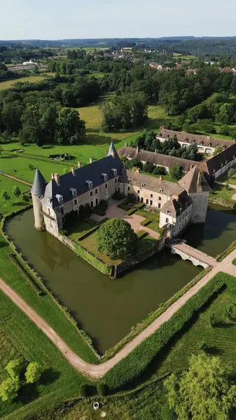 İnsansız hava aracı fotoğrafı La Roche-en-Brenil kalesi Fransa Avrupa