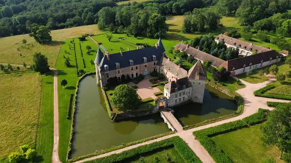 İnsansız hava aracı fotoğrafı La Roche-en-Brenil kalesi Fransa Avrupa