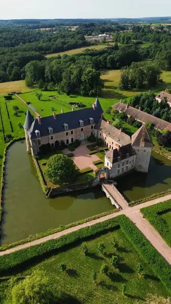 İnsansız hava aracı fotoğrafı La Roche-en-Brenil kalesi Fransa Avrupa