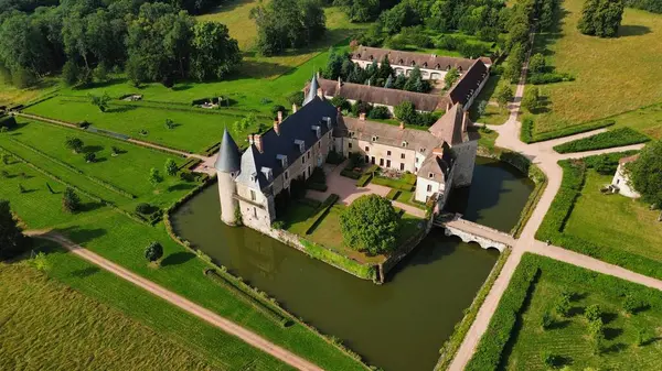 İnsansız hava aracı fotoğrafı La Roche-en-Brenil kalesi Fransa Avrupa