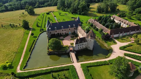 İnsansız hava aracı fotoğrafı La Roche-en-Brenil kalesi Fransa Avrupa
