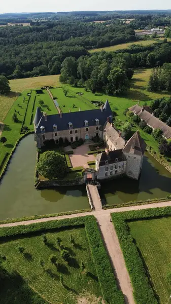 İnsansız hava aracı fotoğrafı La Roche-en-Brenil kalesi Fransa Avrupa
