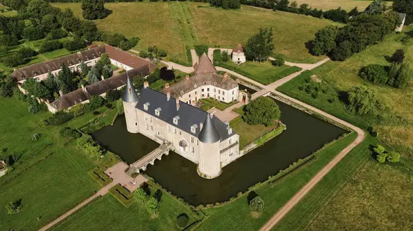 İnsansız hava aracı fotoğrafı La Roche-en-Brenil kalesi Fransa Avrupa