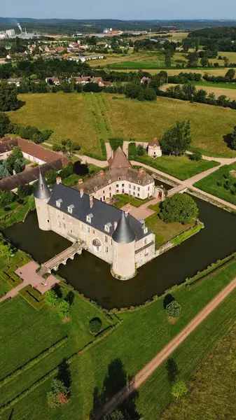 İnsansız hava aracı fotoğrafı La Roche-en-Brenil kalesi Fransa Avrupa