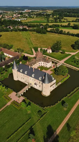 İnsansız hava aracı fotoğrafı La Roche-en-Brenil kalesi Fransa Avrupa