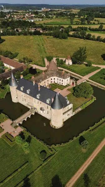 İnsansız hava aracı fotoğrafı La Roche-en-Brenil kalesi Fransa Avrupa