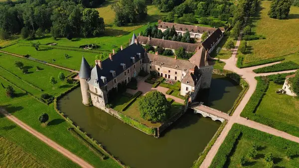 İnsansız hava aracı fotoğrafı La Roche-en-Brenil kalesi Fransa Avrupa