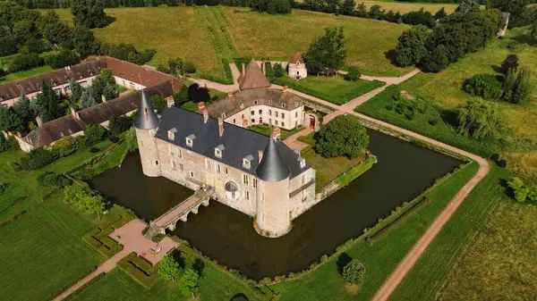 İnsansız hava aracı fotoğrafı La Roche-en-Brenil kalesi Fransa Avrupa