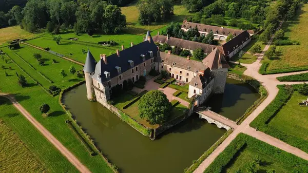 İnsansız hava aracı fotoğrafı La Roche-en-Brenil kalesi Fransa Avrupa