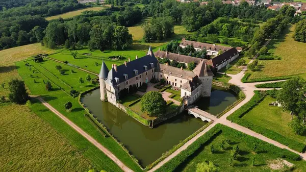İnsansız hava aracı fotoğrafı La Roche-en-Brenil kalesi Fransa Avrupa