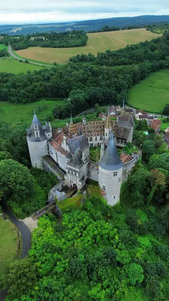 İnsansız hava aracı fotoğrafı La Rochepot kalesi Fransa Avrupa
