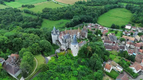 İnsansız hava aracı fotoğrafı La Rochepot kalesi Fransa Avrupa