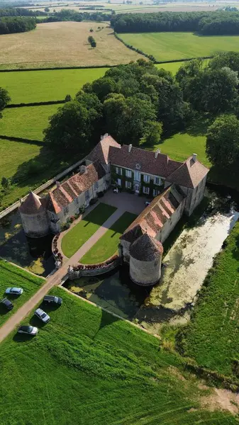 İnsansız hava aracı fotoğrafı Lacour d 'Arcenay Şatosu Fransa Avrupa