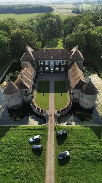 İnsansız hava aracı fotoğrafı Lacour d 'Arcenay Şatosu Fransa Avrupa