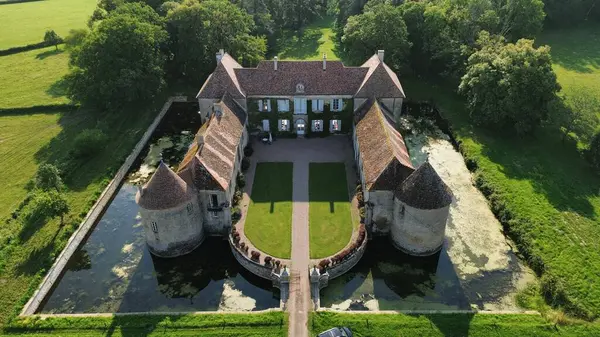 İnsansız hava aracı fotoğrafı Lacour d 'Arcenay Şatosu Fransa Avrupa
