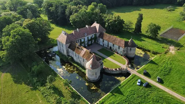 İnsansız hava aracı fotoğrafı Lacour d 'Arcenay Şatosu Fransa Avrupa