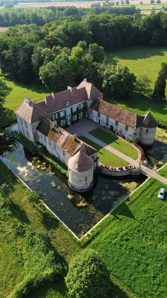 İnsansız hava aracı fotoğrafı Lacour d 'Arcenay Şatosu Fransa Avrupa