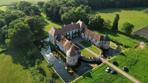 İnsansız hava aracı fotoğrafı Lacour d 'Arcenay Şatosu Fransa Avrupa