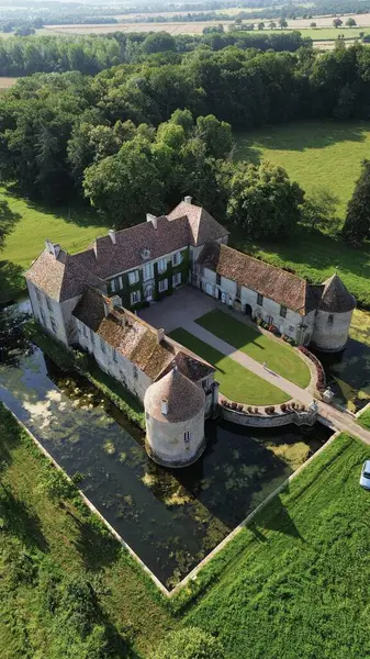 İnsansız hava aracı fotoğrafı Lacour d 'Arcenay Şatosu Fransa Avrupa