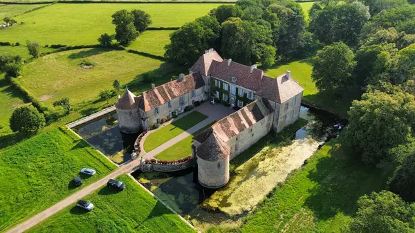 İnsansız hava aracı fotoğrafı Lacour d 'Arcenay Şatosu Fransa Avrupa