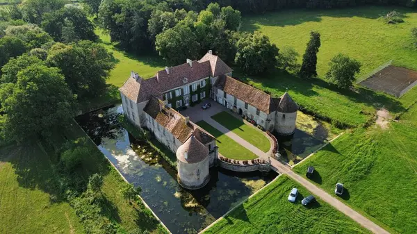 İnsansız hava aracı fotoğrafı Lacour d 'Arcenay Şatosu Fransa Avrupa