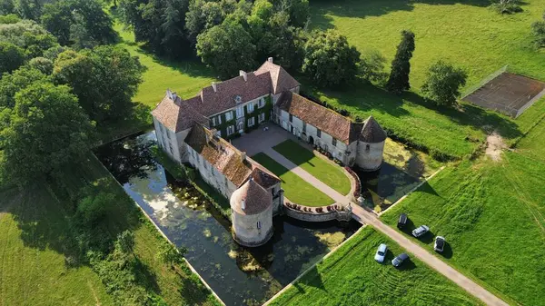 İnsansız hava aracı fotoğrafı Lacour d 'Arcenay Şatosu Fransa Avrupa