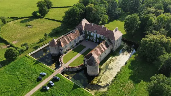 İnsansız hava aracı fotoğrafı Lacour d 'Arcenay Şatosu Fransa Avrupa