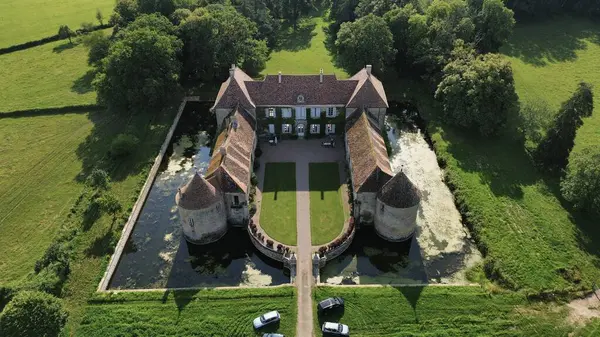 İnsansız hava aracı fotoğrafı Lacour d 'Arcenay Şatosu Fransa Avrupa