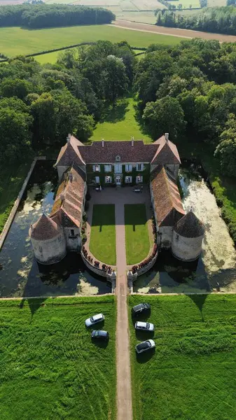 İnsansız hava aracı fotoğrafı Lacour d 'Arcenay Şatosu Fransa Avrupa