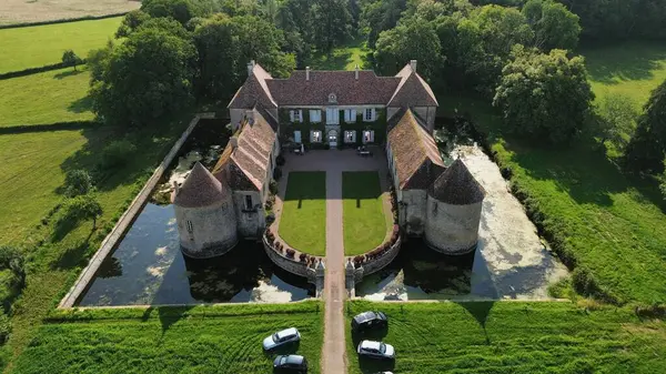 İnsansız hava aracı fotoğrafı Lacour d 'Arcenay Şatosu Fransa Avrupa